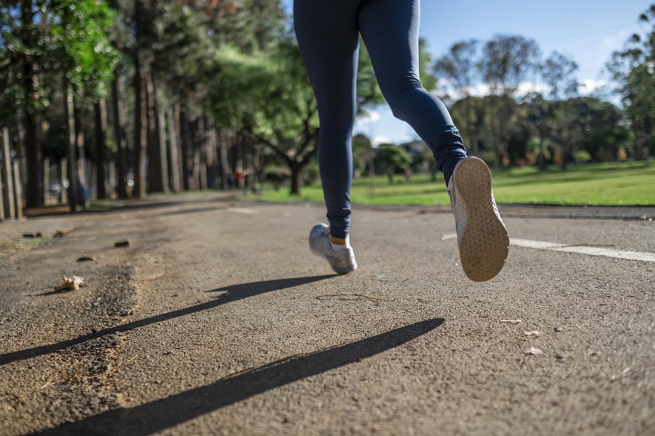 Persona corriendo en el parque gracias a Nipponflex