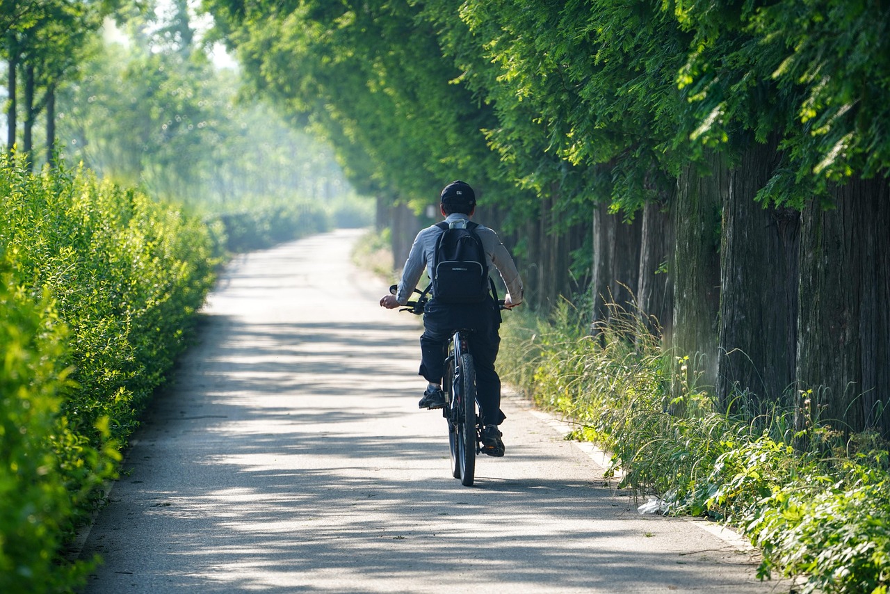 Hombre en bicicleta, vitalidad recuperada con Nipponflex